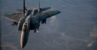 ВВС США показали в небе истребитель F-15E со ржавыми крыльями: в сети возмутились (фото)