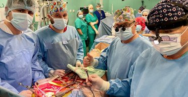 "Серце довелося зупинити": хіруги врятували життя пораненому захиснику України (фото)