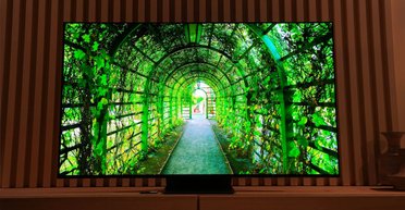 Какой телевизор лучше: стоит ли покупать 8K-панели вместо 4K и чем они отличаются (видео)