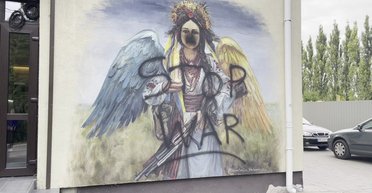 Создавали для поднятия боевого духа: в Ровно вандалы испортили патриотический мурал (фото)