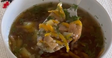 Гречаний суп із грибами: рецепт легкої страви на вечерю (відео)