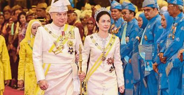 Жінка вирішила обійняти султана на публіці: їй загрожує штраф або в'язниця (відео)