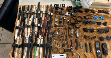 Потерянные сокровища: парень достал со дна озера коллекцию ценных вещей и украшений (фото)