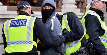 Британцев насмешило фото преступника, которое обнародовала полиция: помогло ли это его поймать