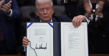 "Заставить страну работать": подпись Трампа завершила самый длинный шатдаун в истории США (видео)