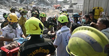 Землетрясение в Бангкоке: тысячи литров воды из бассейнов на небоскребах обрушились на людей (видео)