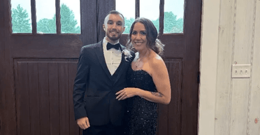 Чоловік зробив жінці пропозицію, але на їхньому фото всі дивляться на дещо інше