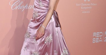 Милла Йовович появилась в шелковом розовом платье на гала-концерте amfAR