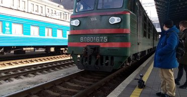 "Карантин понимаю, отмену поездов – нет". Как в Киеве провожали последний поезд