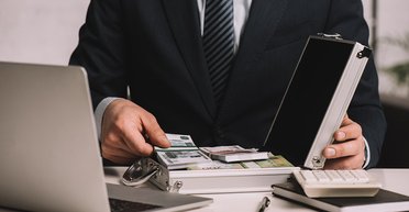 Підвищення зарплат чиновників. Як змусити держслужбовців добре працювати