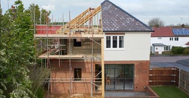 Переезд мечты стал кошмаром: новый дом пары каждую ночь освещает "маяк" соседа (фото)