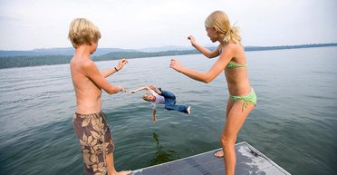 Мати дозволяла дітям купатися в ставку все літо, а потім побачила, що там плаває (фото)