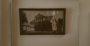 Женщина купила старое фото с домом: его дальнейшая судьба заставила ее заплакать (видео)