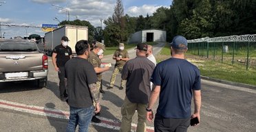 США депортували українських біженців: з'явилися їхні перші світлини на Батьківщині (фото)