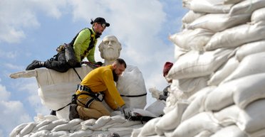 Дюк, Данте и Святой Владимир. Как украинцы защищают свои памятники от войны