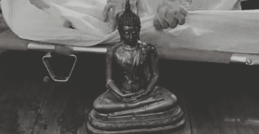 Статуя Будди "вбила" чоловіка, який напав на ченця і трощив усе в храмі