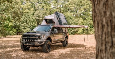 Пікап Ford F-150 перетворили на практичний будинок на колесах із наметом на даху (відео)