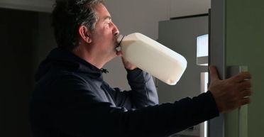 Чоловік пив 22 літри молока на день: провівши обстеження, лікар не повірив своїм очам