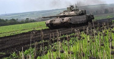 "Не дождался спасения": FPV-дроны помешали оккупантам эвакуировать танк с поля боя (видео)