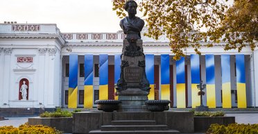 В Одессе памятник Пушкину спрятали от посторонних глаз (фото, видео)