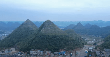 Творіння стародавньої цивілізації: гори у формі пірамід породжують теорії змови (відео)