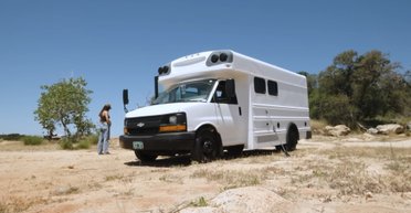 Старий шкільний автобус перетворили на затишний будинок на колесах (відео)