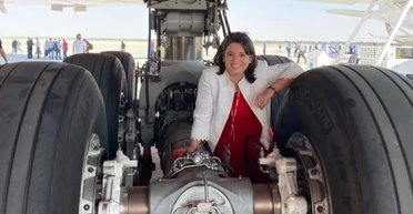 Подарунок від авіакомпанії: блогерку оштрафували за троянду в аеропорту (фото)