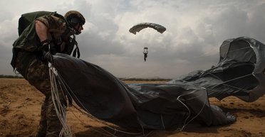 Розкриється за 152 м над землею. Армія США тестує нові запасні парашути для десанту