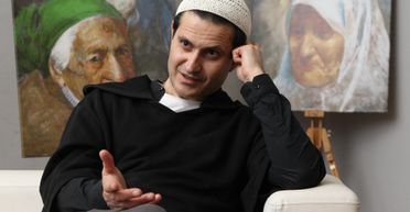 Снят из-за решетки. Ахтем Сейтаблаев рассказал, как снимал фильм по пьесе Сенцова "Номера"