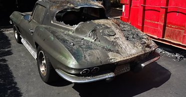 Фантастическая живучесть: культовый Corvette 60-х завелся после серьезного пожара (видео)