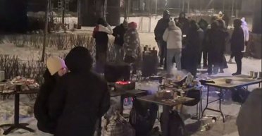 На фоне блэкаутов и без тепла: киевляне продолжают устраивать вечеринки на морозе, — соцсети (видео)