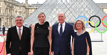 Елегантна княгиня Монако Шарлін відвідала вечерю в Луврі перед Олімпіадою (фото)