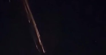 Випадково подивився вгору: чоловік помітив у нічному небі таємничу вогняну кулю (відео)