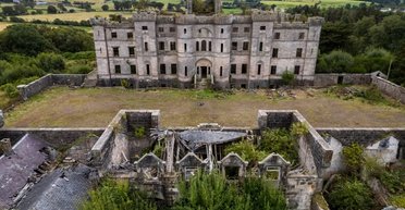 Вход воспрещен: шотландская крепость не устояла перед природой и высокими ценами (видео)