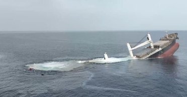 Только шестерых спасли: в Красном море затонуло грузовое судно, подбитое хуситами (видео)