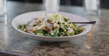 М'ясний салат: легка та поживна добавка до гарнірів