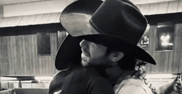 Белла Хадід обіймає бойфренда на нових знімках (фото)