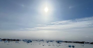 Три солнца на небе: украинские полярники показали удивительный оптический эффект (видео)