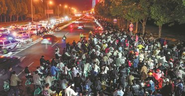 200 тысяч велосипедистов, выехавших ночью за пельменями, устроили хаос в Китае