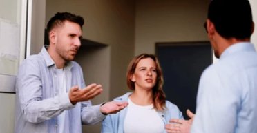 Сусід зажадав $47 000 за Wi-Fi, що "проникає" в його будинок: жінка показала божевільний лист