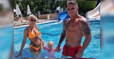 Мужчина не полетел с семьей на курорт: его паспорт порвали работники аэропорта (фото)