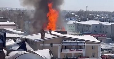 Кузнецк "в огне": в России горит торговый центр, пламя полыхает на большой площади (видео)