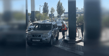 В Луганске возник острый дефицит топлива: бензин сливают из припаркованных машин (видео)