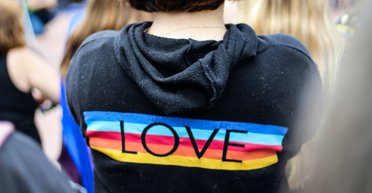 "Диверсія проти скріп": у РФ звільнили вчителя через зачіску та фото в жіночому пальті (фото)