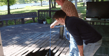 Відчули запах гару: сім'я думає, що осколок метеорита пошкодив їхню терасу (відео)