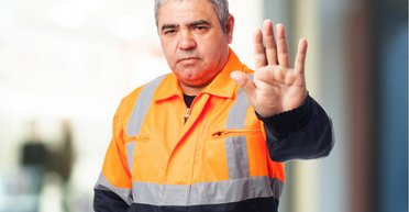 Регулировщик креативно проучил мотоциклистов-нарушителей: это рассмешило сеть (видео)