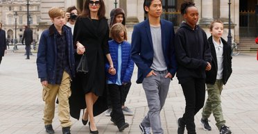 Анджеліна Джолі прогулялася Парижем з дітьми (фото)