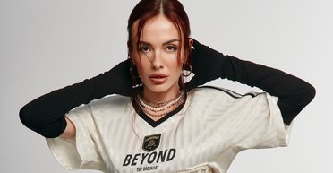 "Самая трешевая поездка": MamaRika рассказала, как справляется с сыном в Дубае во время обстрелов (фото)