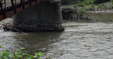 На Закарпатье сварщик на КПП проварил дыру в мосту и сбежал в Венгрию