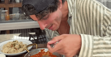 Борщ, голубцы, сырники: иностранец разорвал сеть реакцией на украинскую кухню